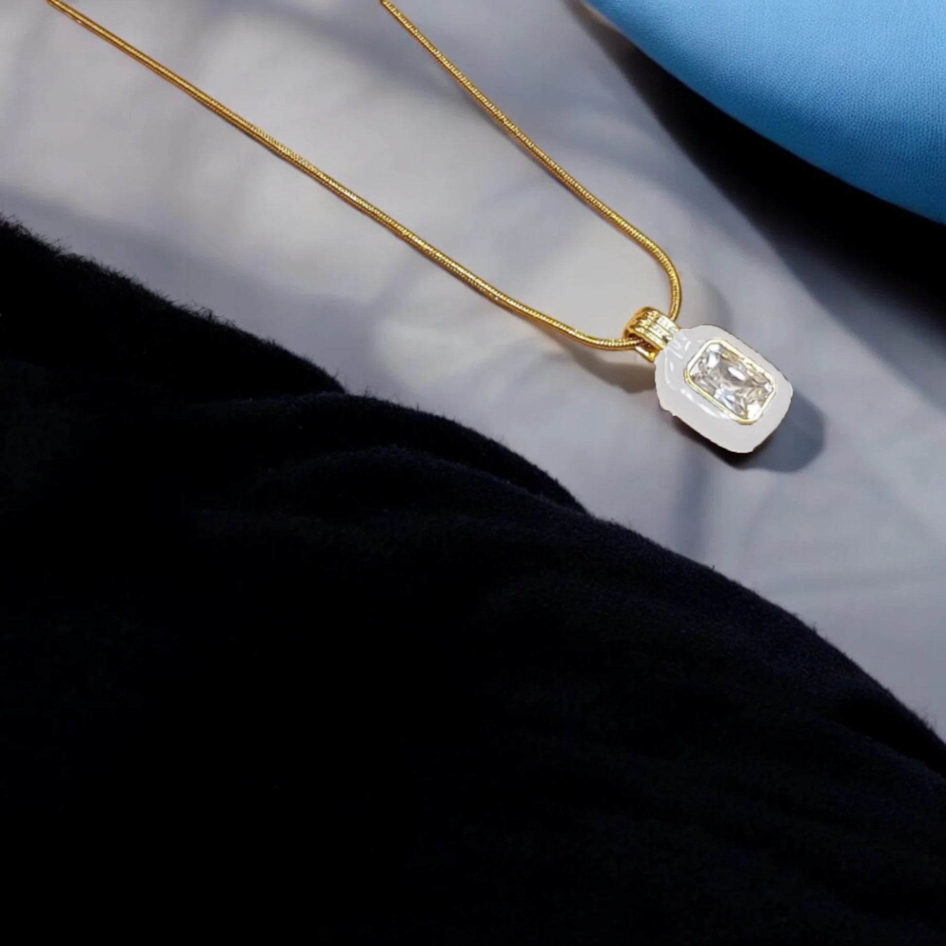 White O Stone Necklace