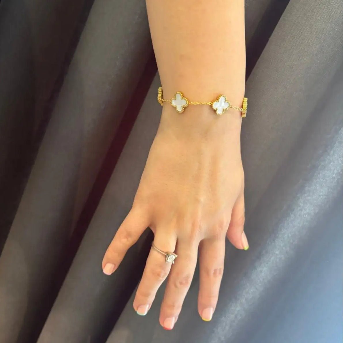 5 White Clover Gold Loose Bracelet - JESPARA