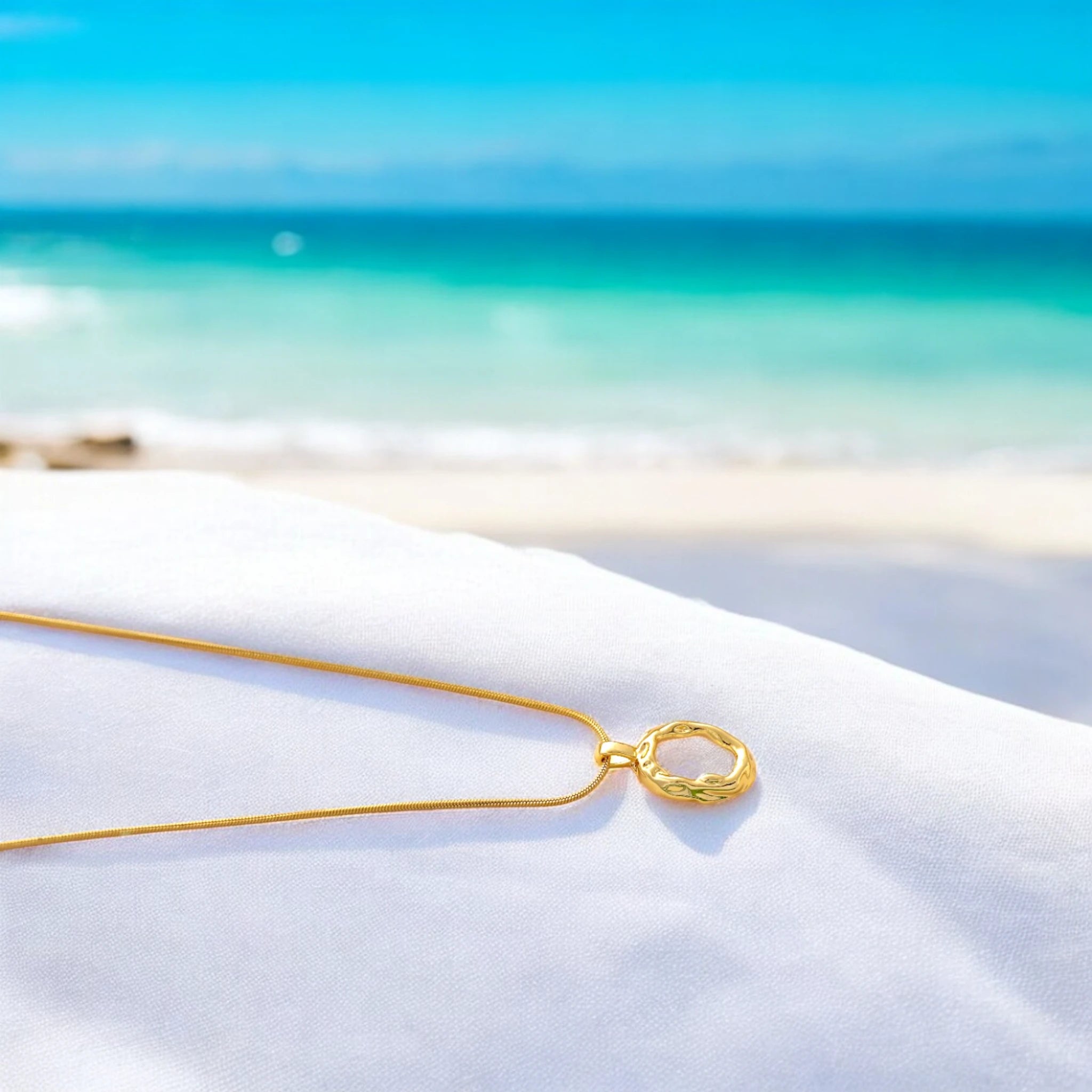 Wobbly O Pendant Necklace