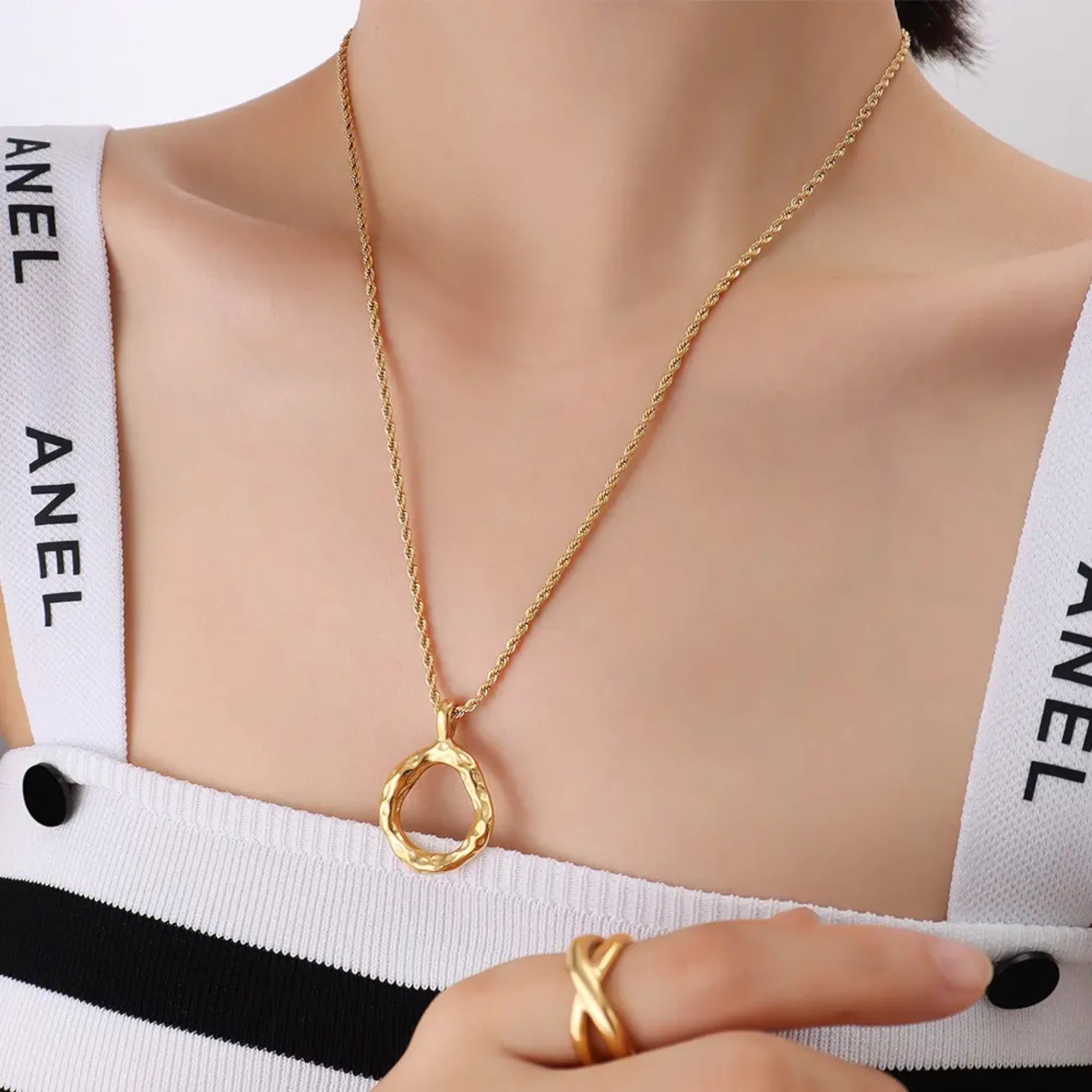 Wobbly O Pendant Necklace