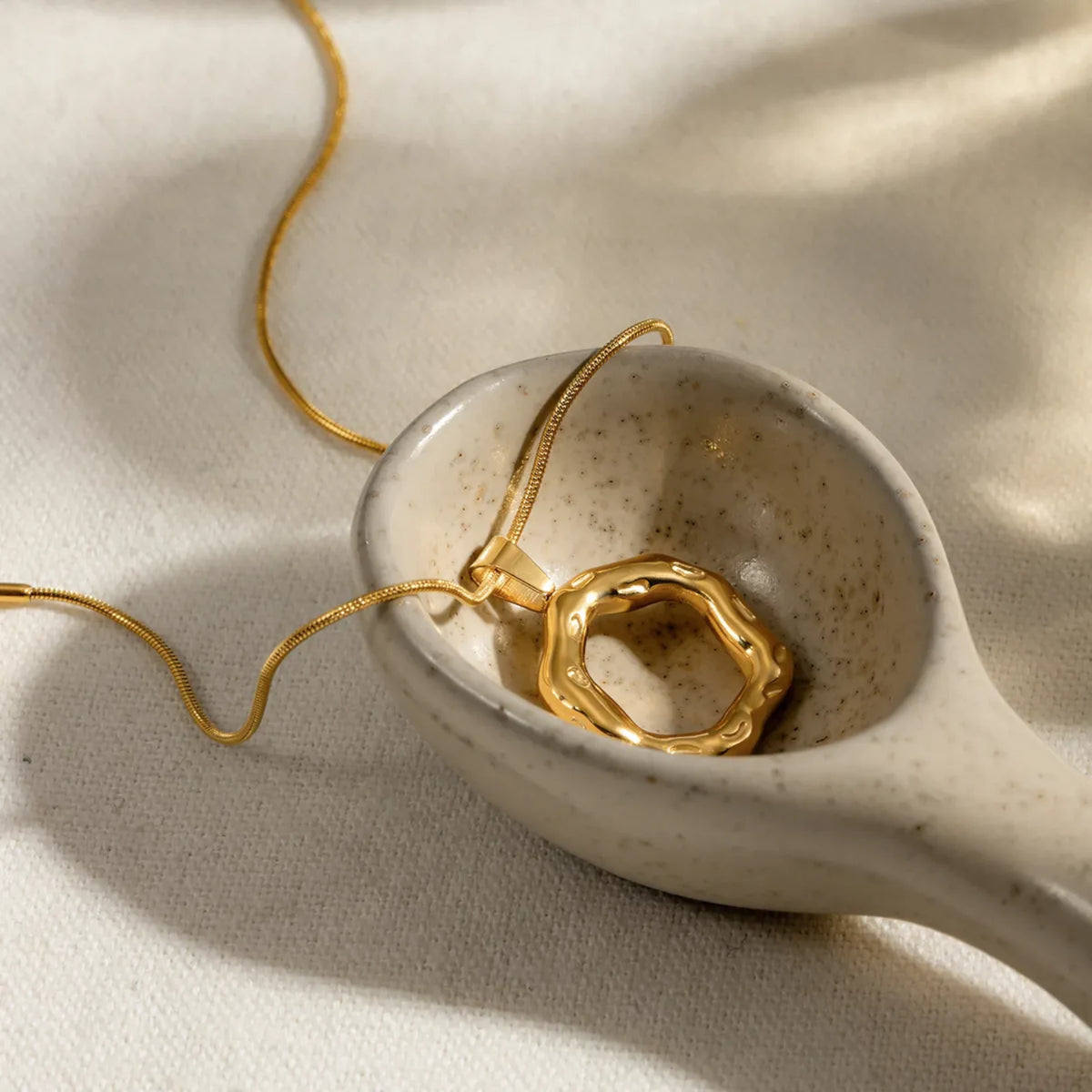 Wobbly O Pendant Necklace