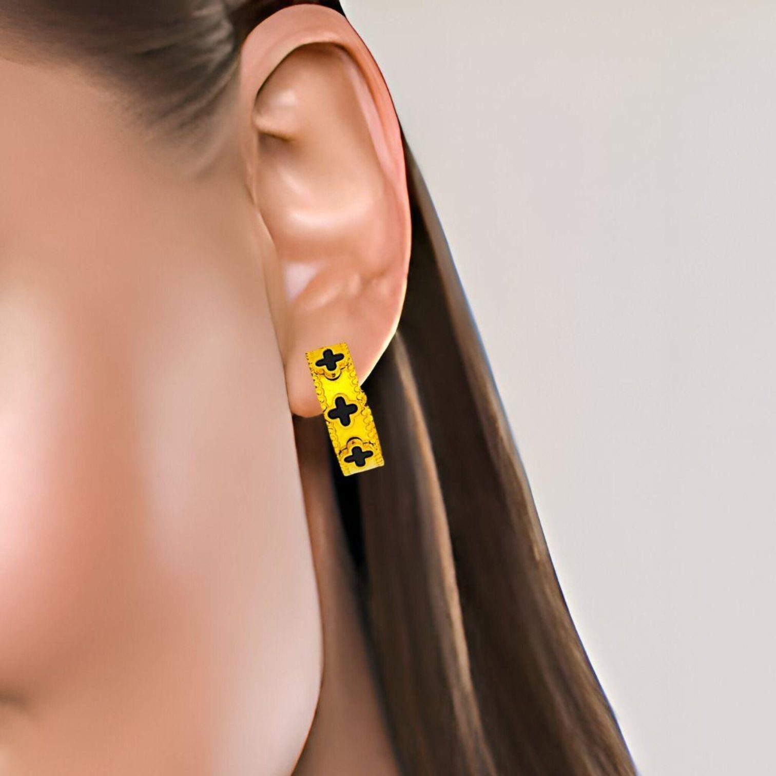 Black and Gold Clover Hoop Earrings - JESPARA