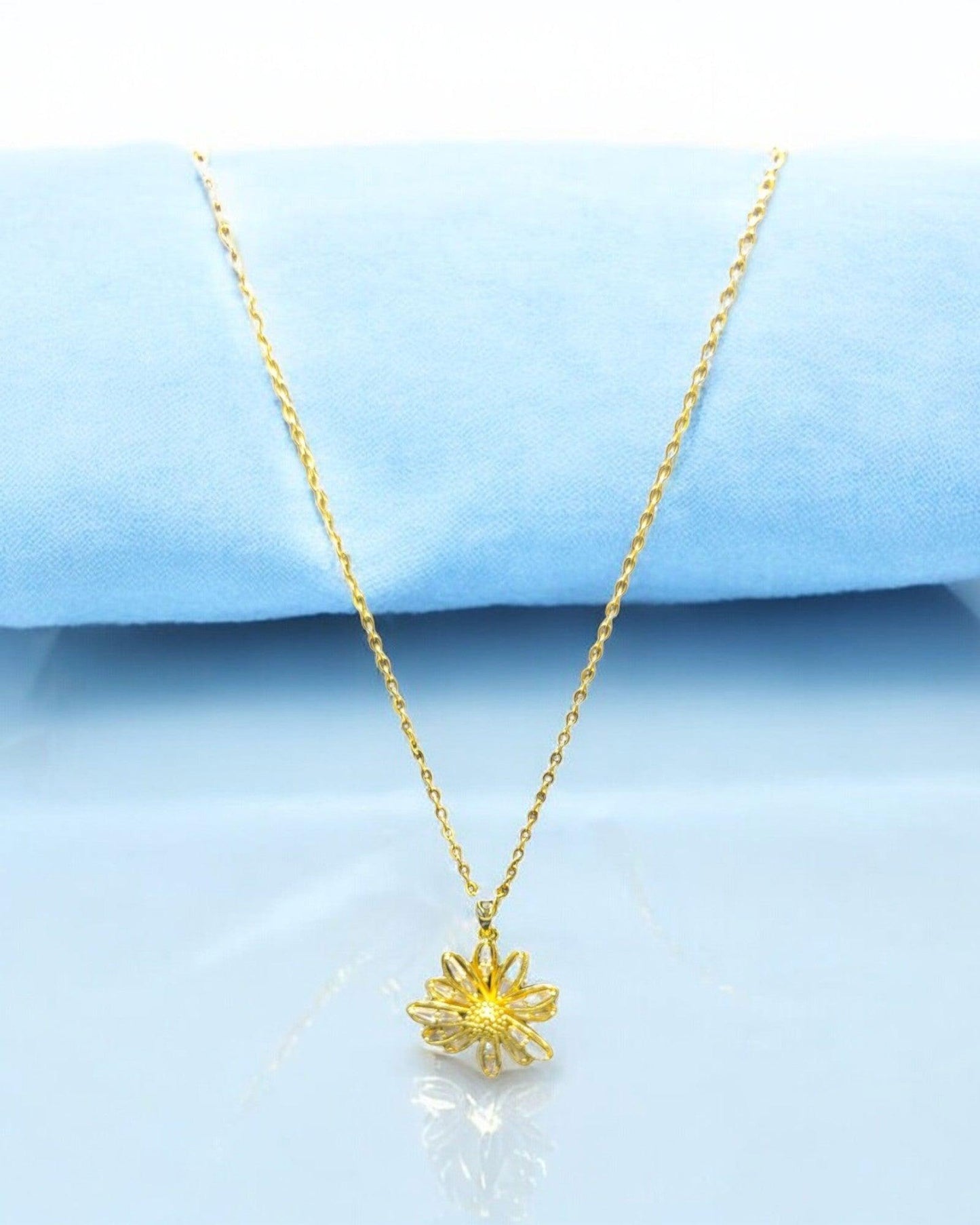 Gold Flower Pendant Necklace to Sparkle - JESPARA