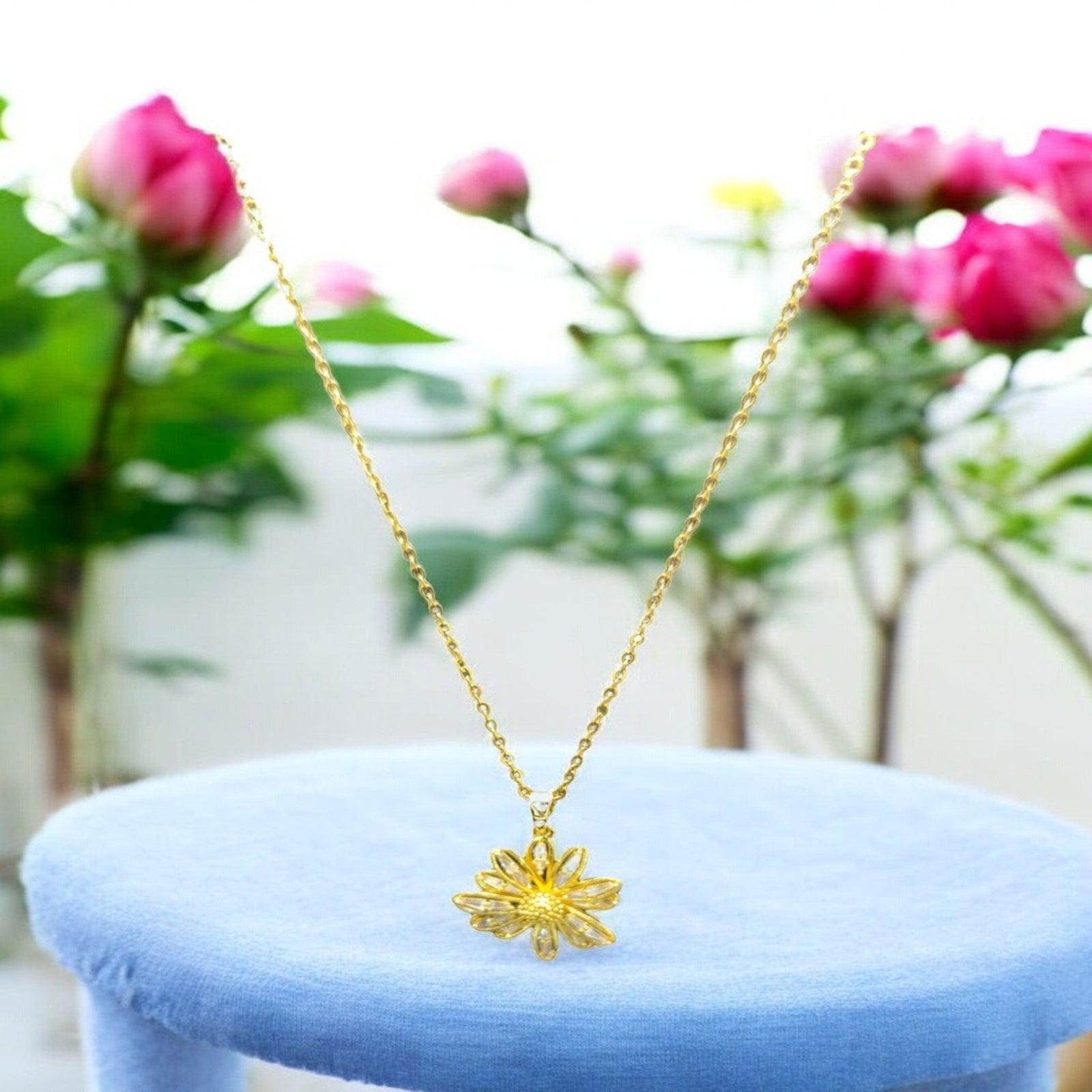 Gold Flower Pendant Necklace to Sparkle - JESPARA