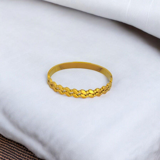 Gold Oval - String Pattern Bracelet - JESPARA