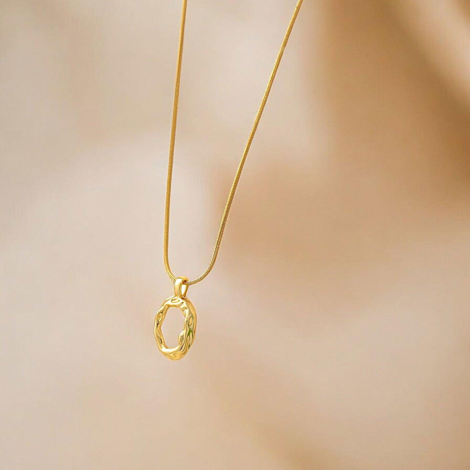 Gold Wobbly O Pendant Necklace - JESPARA