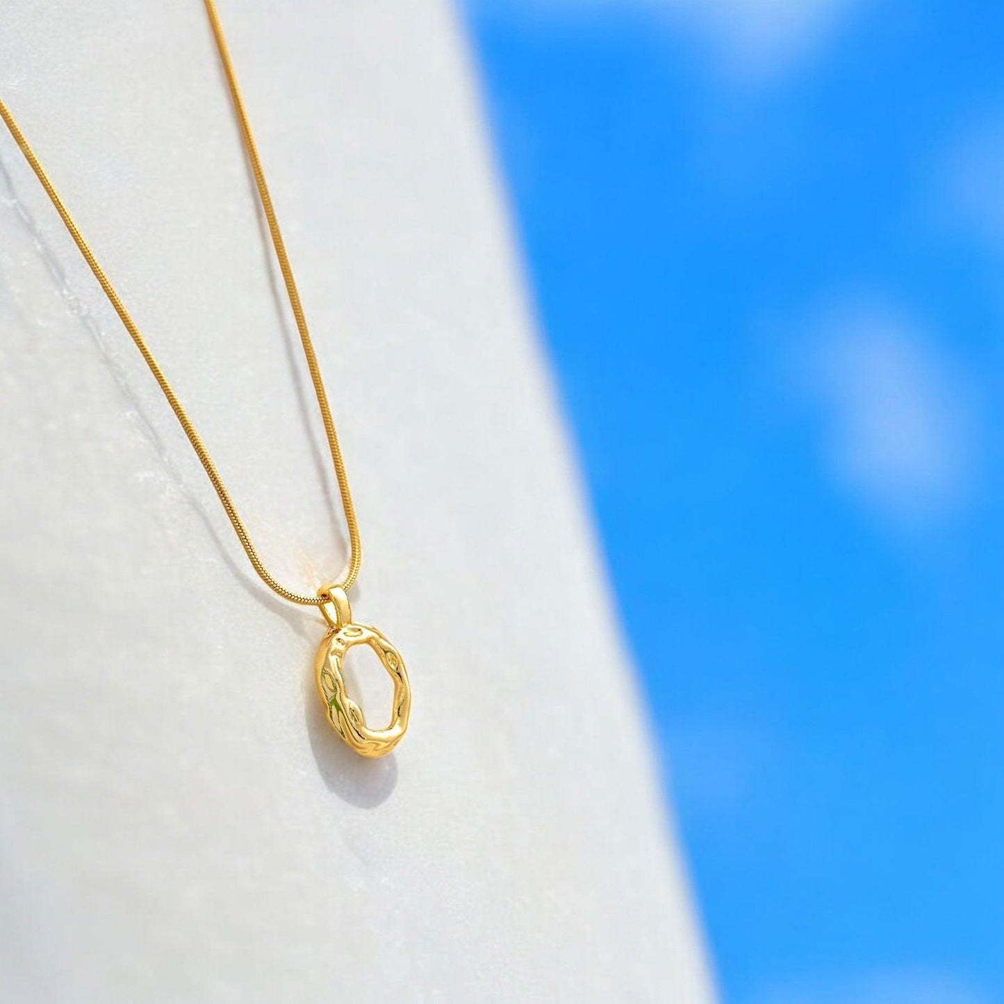 Gold Wobbly O Pendant Necklace - JESPARA